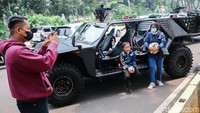 Para pengunjung pun menyempatkan diri untuk berfoto dan berpose di depan alutsista TNI itu.