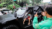 Selain Alutsista ini, TNI juga turut melaksanakan demontrasi udara yang melibatkan 18 pesawat tempur dan 8 pesawat helikopter TNI di atas langit Ibu Kota Jakarta. Dia menuturkan, 8 helikopter itu tak hanya berasal dari TNI AU semata, melainkan dari dua matra lain, yaitu TNI AD dan TNI AL.