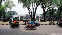 Pelaksanaan upacara dalam rangka memperingati HUT ke-76 TNI Tahun 2021 diselenggarakan secara sederhana dan terbatas dengan menerapkan standar protokol kesehatan yang ketat mengingat saat ini Indonesia masih dilanda pandemi COVID-19.