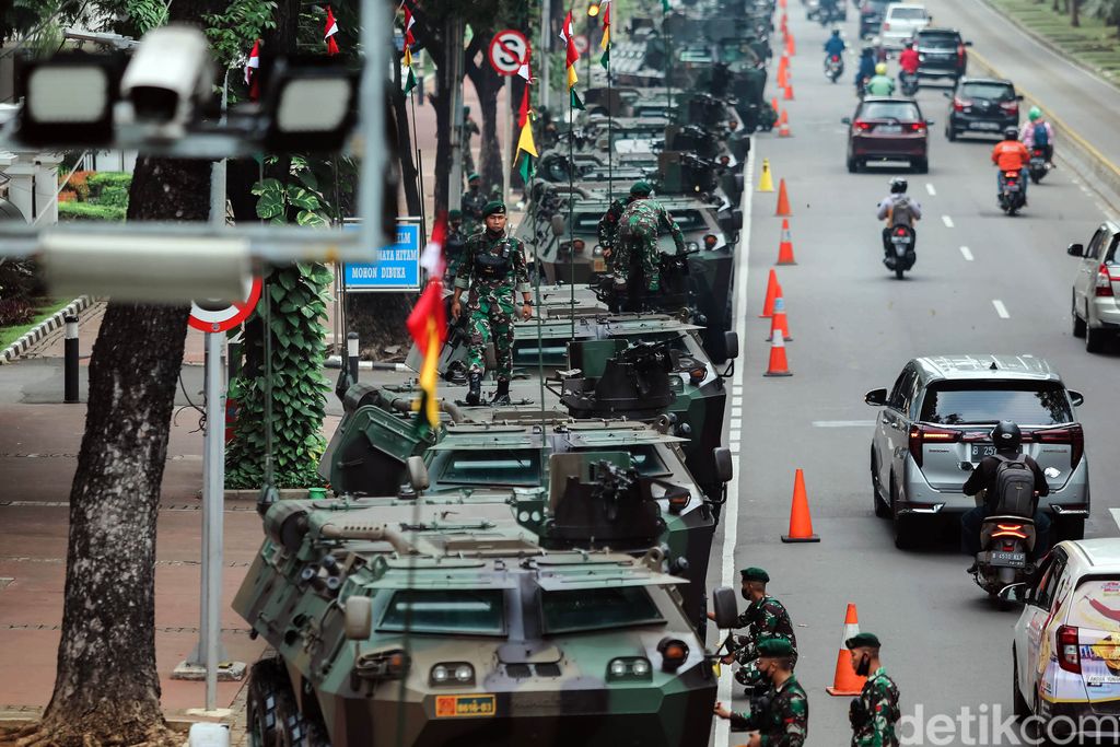 Sejumlah prajurit TNI tengah membersihkan Alutsista di kawasan Istana Negara, Jakarta, Senin (4/20/2021). Ratusan alutsista ini terpampang di Istana Merdeka tepatnya di sepanjang Jalan Medan Merdeka Barat, Jalan Merdeka Selatan dan Jalan Merdeka Utara, Jakarta Pusat, dalam rangka perayaan HUT ke-76 TNI .