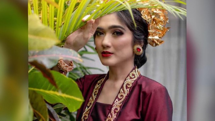 Gelagat aneh Revi Mariska disorot netizen, kerap dituding stres.