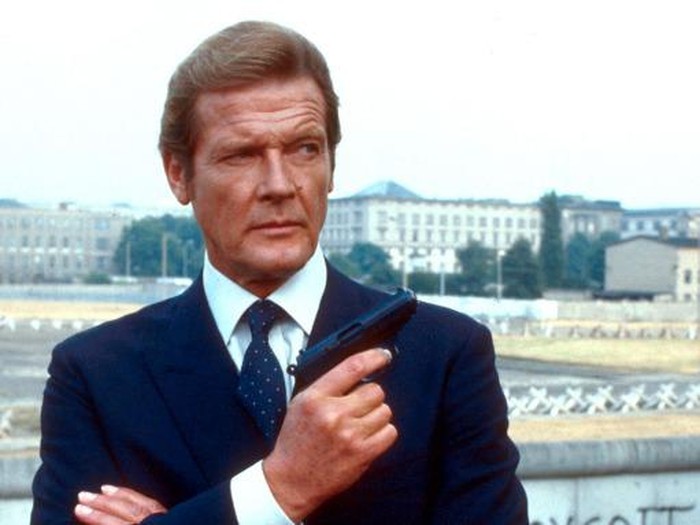 Roger Moore saat berperan sebagai James Bond.