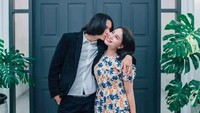 Muach...kecupan manis Rizky Langit Ramadhan untuk Rossa. Foto: Instagram Rossa