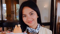 Bukan hanya di dalam negeri saja, ia juga sering kulineran seru di luar negeri. Salah satu momennya saat mampir ke kafe di Jepang untuk membuat cream puff berbentuk totoro. Foto: Instagram @sabrinaanggraini