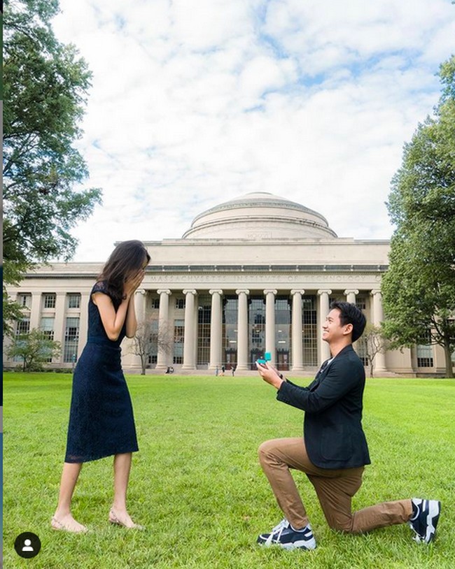 Diungkapkan Belva di Instagram-nya, aksi lamaran tersebut benar-benar dirahasiakan dari kekasihnya. Sabrina hanya mengetahui hari itu mereka harus berpakaian rapi karena akan ada sesi pemotretan bersama. Jadi ceritanya ngajak photoshoot aja di MIT karena kan kapan lagi. Sekalian bilang pake baju bagus aja sekalian buat profile picture linkedin 🤣, lalu percaya dong! Jadilah bersekongkol dengan fotografer untuk pose2 sangat spesifik dan akhirnya propose (Foto: Instagram/@belvadevara)