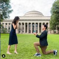 Diungkapkan Belva di Instagram-nya, aksi lamaran tersebut benar-benar dirahasiakan dari kekasihnya. Sabrina hanya mengetahui hari itu mereka harus berpakaian rapi karena akan ada sesi pemotretan bersama. Jadi ceritanya ngajak photoshoot aja di MIT karena kan kapan lagi. Sekalian bilang pake baju bagus aja sekalian buat profile picture linkedin 🤣, lalu percaya dong! Jadilah bersekongkol dengan fotografer untuk pose2 sangat spesifik dan akhirnya propose (Foto: Instagram/@belvadevara)