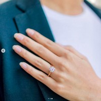 Sebuah cincin berlian berpotongan solitarie menjadi saksi cinta mereka. (Foto: Instagram/@belvadevara)