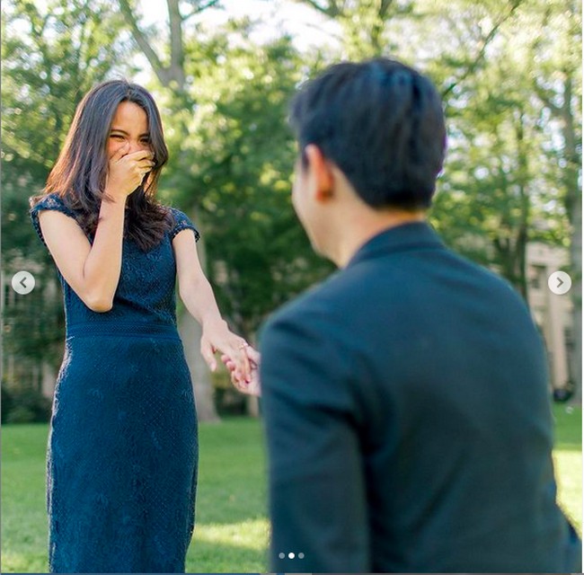 Sabrina pun terkejut karena tak menyangka Belva akan melamarnya saat itu. Masih ga habis pikir @belvadevara bisa kepikirannya di depan dome MIT, mana aku bisa2nya ga curigaaa sama skenarionya, kata dia. (Foto: Instagram/@belvadevara)