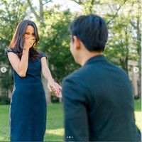 Sabrina pun terkejut karena tak menyangka Belva akan melamarnya saat itu. Masih ga habis pikir @belvadevara bisa kepikirannya di depan dome MIT, mana aku bisa2nya ga curigaaa sama skenarionya, kata dia. (Foto: Instagram/@belvadevara)