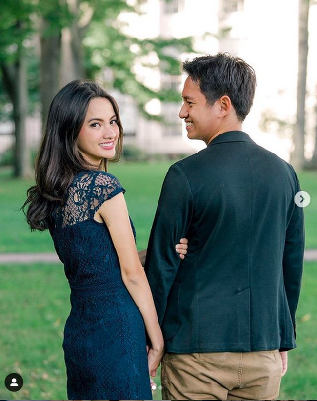 Meski sudah meresmikan hubungan dalam tahap lamaran, Belva dan Sabrina belum memiliki bayangan soal waktu pernikahan mereka. Pengennya secepatnya. Belum kepikiran mau gimana. Apakah ada vendor2 yg berniat membantu? 🤣Sekian. Terima kasih semua. Doakan yaa, tulisnya. (Foto: Instagram/@belvadevara)