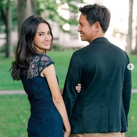 Meski sudah meresmikan hubungan dalam tahap lamaran, Belva dan Sabrina belum memiliki bayangan soal waktu pernikahan mereka. Pengennya secepatnya. Belum kepikiran mau gimana. Apakah ada vendor2 yg berniat membantu? 🤣Sekian. Terima kasih semua. Doakan yaa, tulisnya. (Foto: Instagram/@belvadevara)