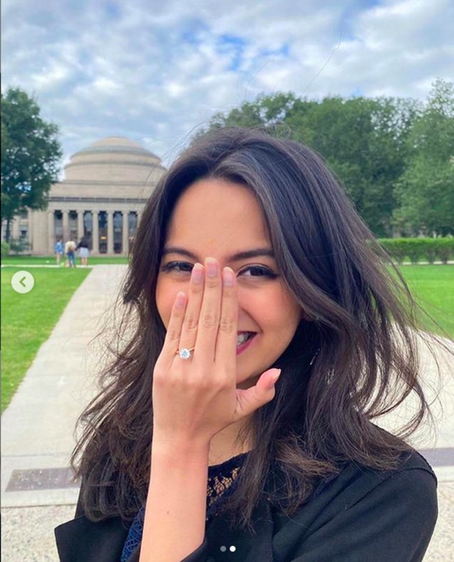 Kapan mulai kenal dan dekat? Kita berdua jadian tanggal 4 Oktober 2019, tepat 2 tahun lalu di Tokyo. Ceritanya dulu @sabrinaanggraini lagi jalan2 ke Tokyo sama temen2nya, lalu gw nekat nyamperin aja. 🤣 Kalau waktu itu ga pergi, kayanya ceritanya ga akan sampai saat ini, tulis Belva. (Foto: Instagram/@belvadevara)