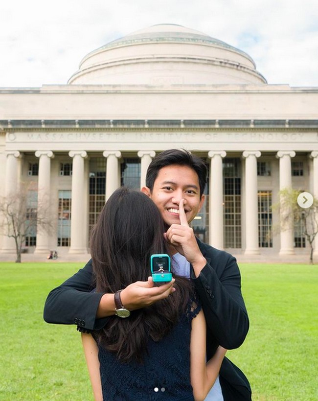 Inilah momen ketika Belva Devara hendak melamar kekasihnya, Sabrina Anggraini, di halaman kampus Massachusetts Institute of Technology, Boston, AS. Sabrina diketahui memang sedang menjalani studi di universitas yang masuk dalam daftar kampus terbaik dunia itu.  (Foto: Instagram/@belvadevara)