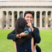 Inilah momen ketika Belva Devara hendak melamar kekasihnya, Sabrina Anggraini, di halaman kampus Massachusetts Institute of Technology, Boston, AS. Sabrina diketahui memang sedang menjalani studi di universitas yang masuk dalam daftar kampus terbaik dunia itu.  (Foto: Instagram/@belvadevara)