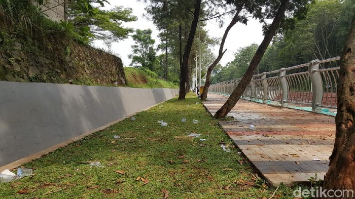 Sampah berserakan di Taman Kota 2 BSD