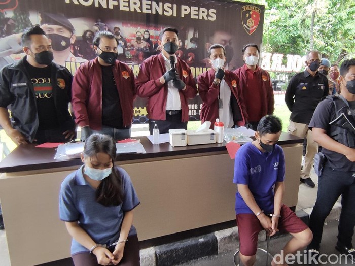 Sejoli pembunuh bayi di toilet Semarang, Senin (4/10/2021).