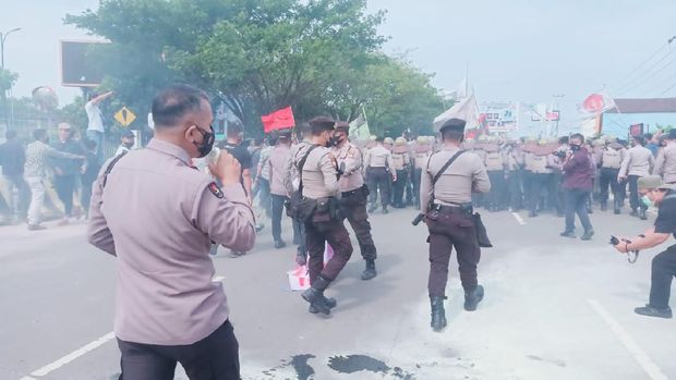 Sejumlah mahasiswa menggelar aksi terkait hari jadi Banten ke-21 di Kantor Pemprov Banten. Polisi mengimbau massa untuk taat protokol kesehatan. (dok Istimewa)