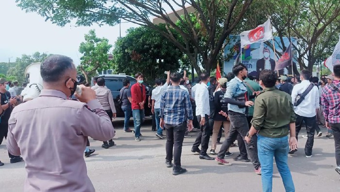 Sejumlah mahasiswa menggelar aksi terkait hari jadi Banten ke-21 di Kantor Pemprov Banten. Polisi mengimbau massa untuk taat protokol kesehatan. (dok Istimewa)