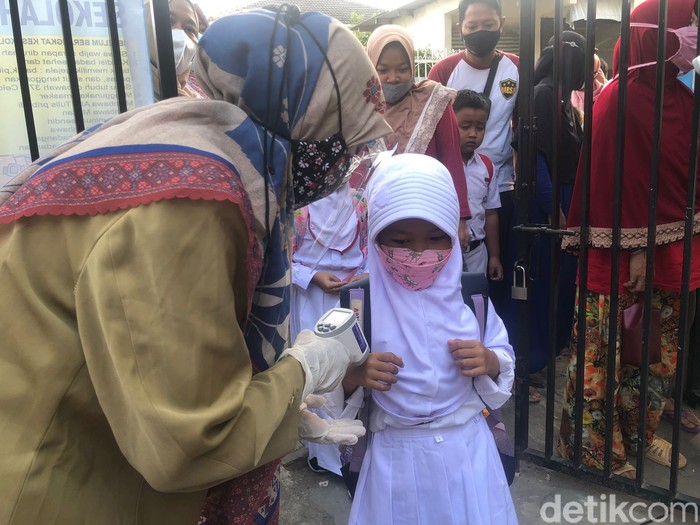 Sekolah Tatap  Muka di SDN Meruyung, Depok, Senin (4/10/2021)