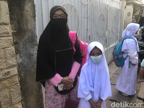 Sekolah Tatap Muka di SDN Meruyung, Senin (4/10/2021)