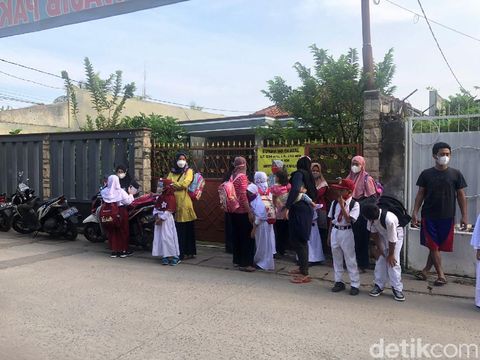 Sekolah Tatap Muka di SDN Meruyung, Senin (4/10/2021)