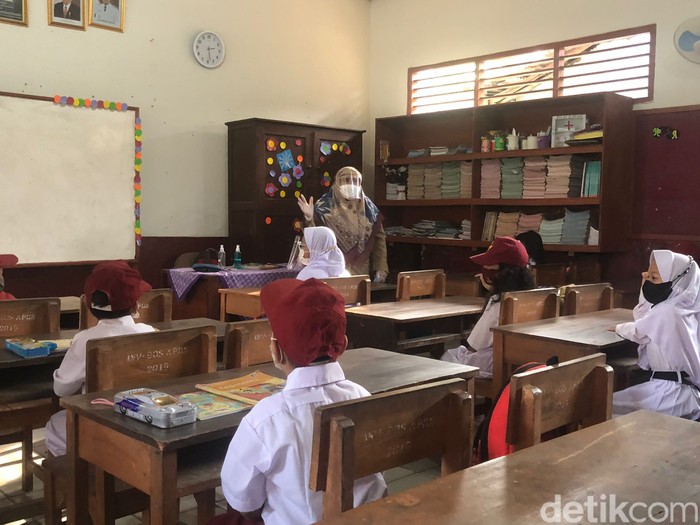 Sekolah Tatap  Muka di SDN Meruyung, Depok, Senin (4/10/2021)