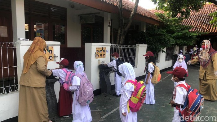 Sekolah Tatap  Muka di SDN Meruyung, Depok, Senin (4/10/2021)
