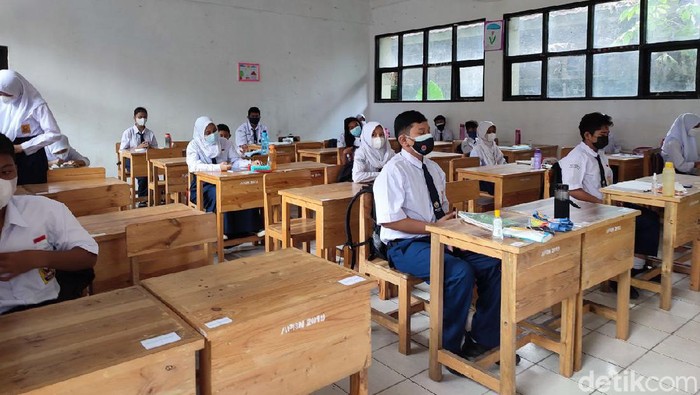 Sekolah tatap muka terbatas di Depok.