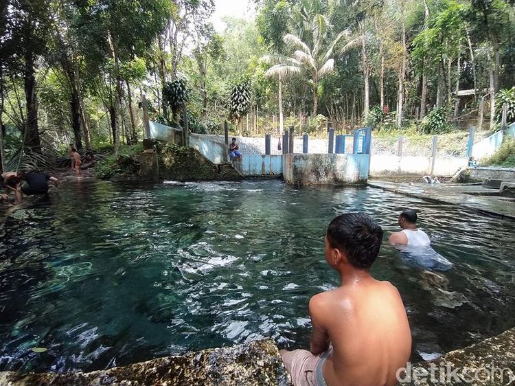 Biru, Jernih dan Segar, Mata Air Alami Sendang Maren Magelang