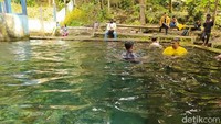 Pengunjung yang datang di sendang Maren cukup membayar uang parkir saja. Pemandian ini memanfaatkan air limpasan, sedangkan sumber mata airnya dimanfaatkan PDAM Tirta Gemilang Kabupaten Magelang. (Eko Susanto/detikTravel)