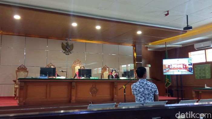 Sidang korupsi Ade Barkah