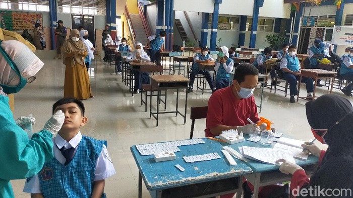 Simulasi pembelajaran tatap muka (PTM) di Kota Makassar sudah mulai diterapkan. Wali Kota Makassar minta keamanan dan kesehatan siswa diutamakan. (Ibnu Munsir/detikcom)