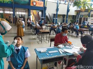 Siswa di Makassar Tes Antigen COVID Sebelum Ikut Simulasi PTM