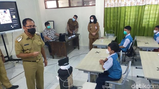 Simulasi pembelajaran tatap muka (PTM) di Kota Makassar sudah mulai diterapkan. Wali Kota Makassar minta keamanan dan kesehatan siswa diutamakan. (Ibnu Munsir/detikcom)