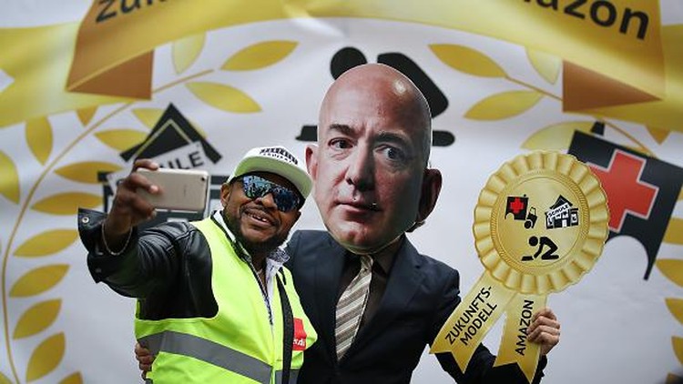 Sosok Jeff Bezos jadi sorotan. Pasalnya pendiri Amazon sekaligus salah satu orang terkaya dunia itu dikabarkan berinvestasi di startup e-commerce Indonesia, Ula