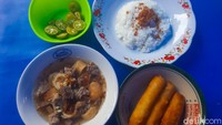 Menunya hanya satu, yaitu soto daging berkuah bening. Pelangkapnya ada kroket (risol isi bihun). Foto: detikFood/Yenny Mustika Sari