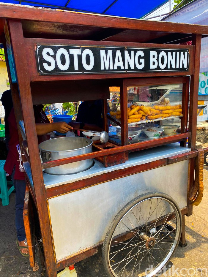 Soto Mang Bonin Legendaris di Bogor. Berdiri sejak tahun 1987 yang kini memiliki omzet Rp 5 juta per hari.