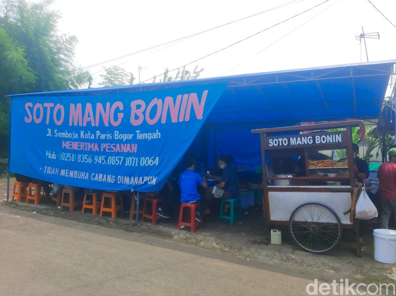 Soto Mang Bonin Legendaris di Bogor. Berdiri sejak tahun 1987 yang kini memiliki omzet Rp 5 juta per hari.