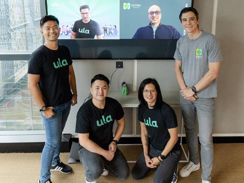 Startup Ula Disuntik Investasi oleh Jeff Bezos. Kiri ke kanan: Derry Sakti, Nipun Mehra (layar), Riky Tenggara, Ganesh Rengaswamy (layar), Alan Wong dan Dan Bertoli.