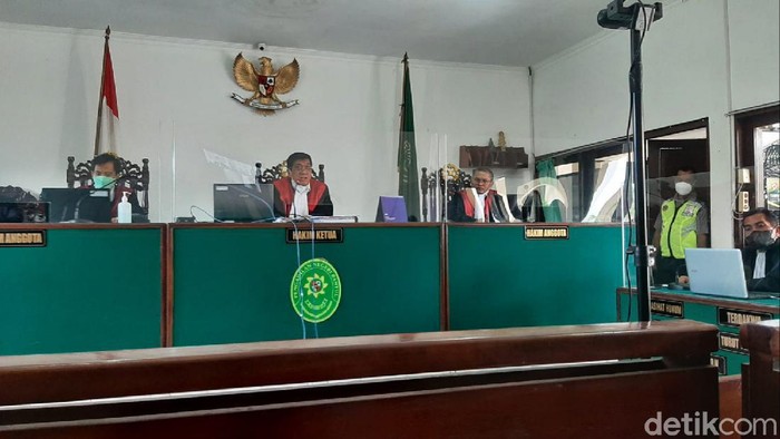 Suasana sidang ketiga Nani Aprilliani terdakwa takjil sianida di PN Bantul, Senin (4/10/2021).