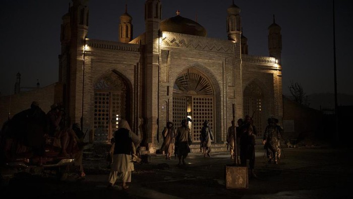 Suasana usai ledakan di gerbang masjid di Kabul (AP Photo/Felipe Dana)