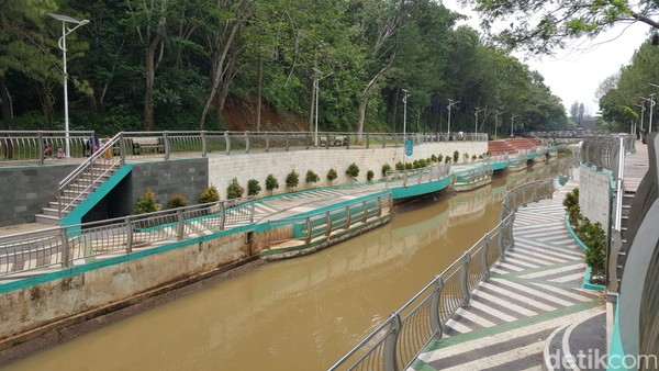 Jaletreng River Park di Tangerang Selatan menjadi spot wisata murah dan kekinian. Konsepnya mirip dengan sungai hits Korea Selatan, Cheonggyecheon.