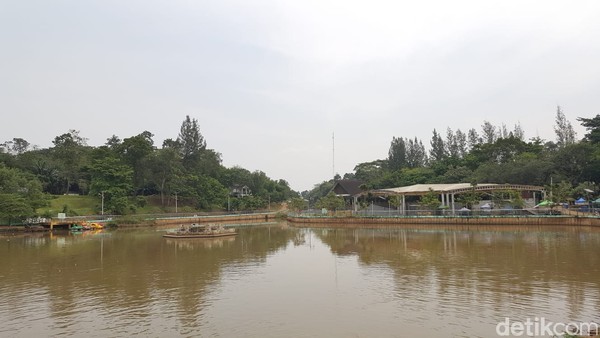 Terdapat juga danau buatan yang bisa kamu nikmati setelah menyusuri sepanjang kawasan Jaletreng River Park.