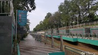 Juga terdapat papan larang yang mengatakan tidak boleh berenang, berenang atau membuang sampah sembarangan.