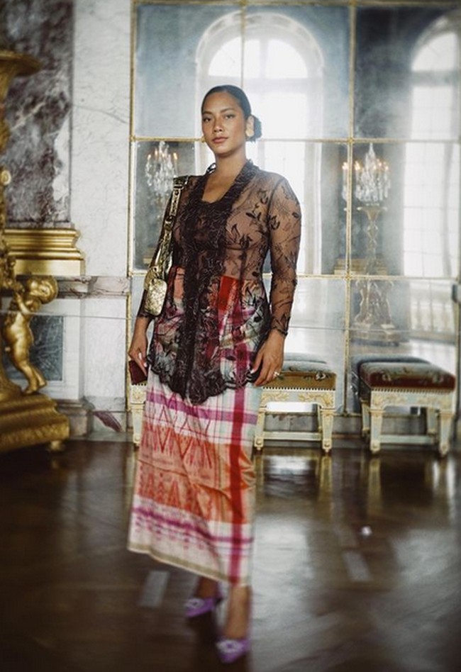Penampilan spesialnya dengan kebaya itu sukses mencuri perhatian. Tara Basro saat ini tengah berada di Eropa. Sebelumnya, saat berada di Praha, Tara pun menggunakan pakaian dengan unsur tradisional, yakni mengenakan kain tenun saat hadir di film festival Karlovy Vary.  Foto: dok. Instagram/@tarabasro
