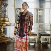 Penampilan spesialnya dengan kebaya itu sukses mencuri perhatian. Tara Basro saat ini tengah berada di Eropa. Sebelumnya, saat berada di Praha, Tara pun menggunakan pakaian dengan unsur tradisional, yakni mengenakan kain tenun saat hadir di film festival Karlovy Vary.  Foto: dok. Instagram/@tarabasro