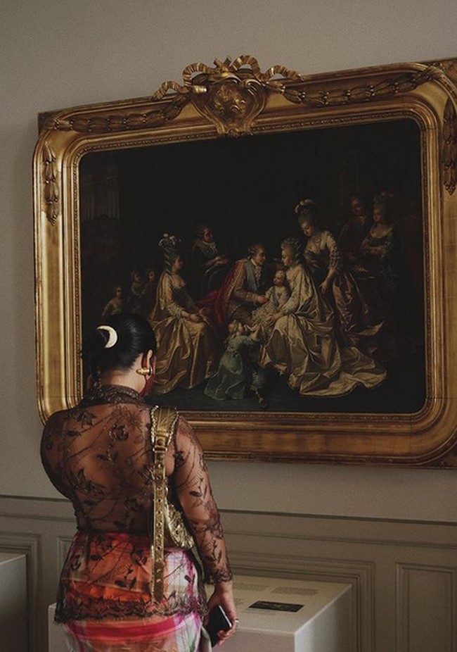 Ahhhh senangnya dimana pun berada KK selalu mencintai pakaian adat Indonesia, tulis netizen. stunning and elegant. and without hesitation in portraying Indonesian culture and traditional dress, puji netizen lainnya. Foto: dok. Instagram/@tarabasro