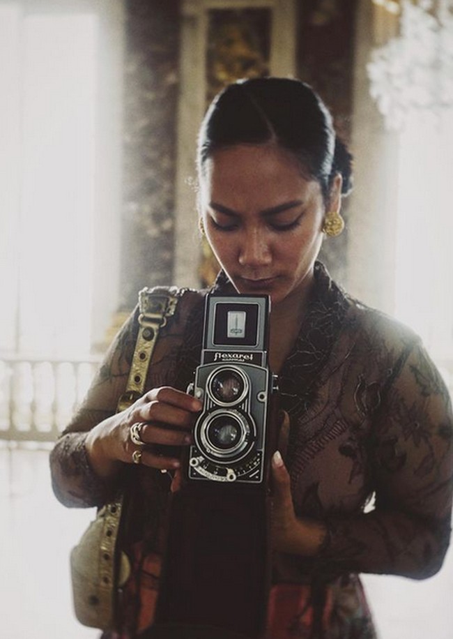 Dalam penampilannya, Tara mencepol rambutnya. Tara pun terlihat tidak menggunakan banyak makeup. Foto: dok. Instagram/@tarabasro