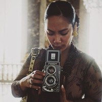 Dalam penampilannya, Tara mencepol rambutnya. Tara pun terlihat tidak menggunakan banyak makeup. Foto: dok. Instagram/@tarabasro