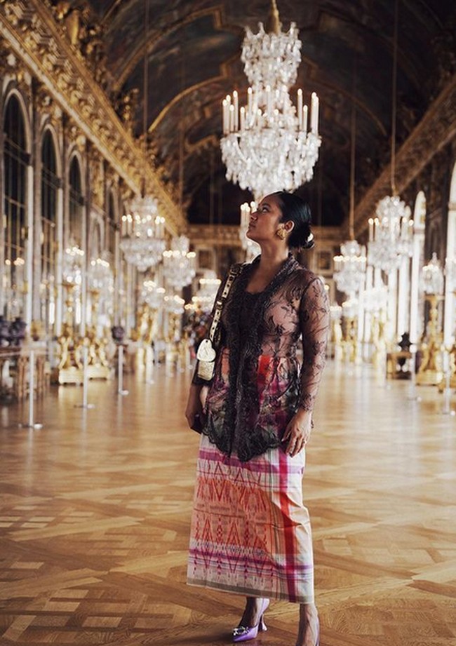 Tara menambahkan aksen modern pada penampilan etniknya itu. Istri dari Daniel Adnan itu mengenakan high heels ungu dan tas warna gold. Foto: dok. Instagram/@tarabasro